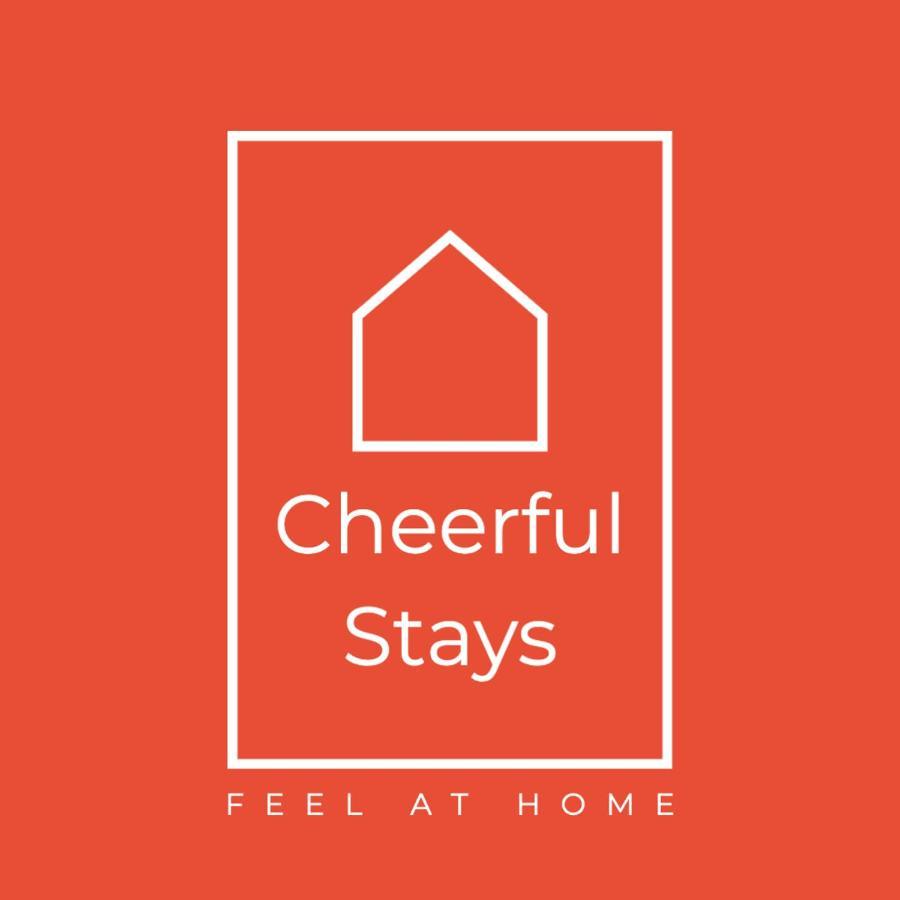 Cheerful Stays: 2 Bedroom Sleeps 6