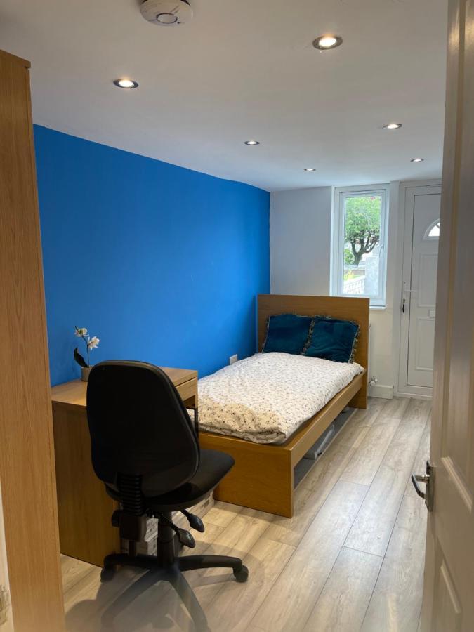 One Bedroom In Spacious Bungalow, Free Parking & Private Entrance * EDI