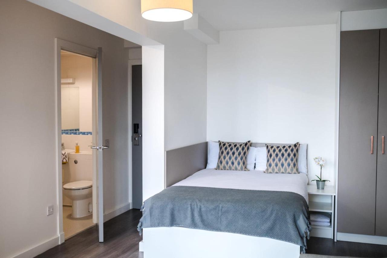 Bright And Ensuite Bedrooms At Mcdonald Road In Apartment *