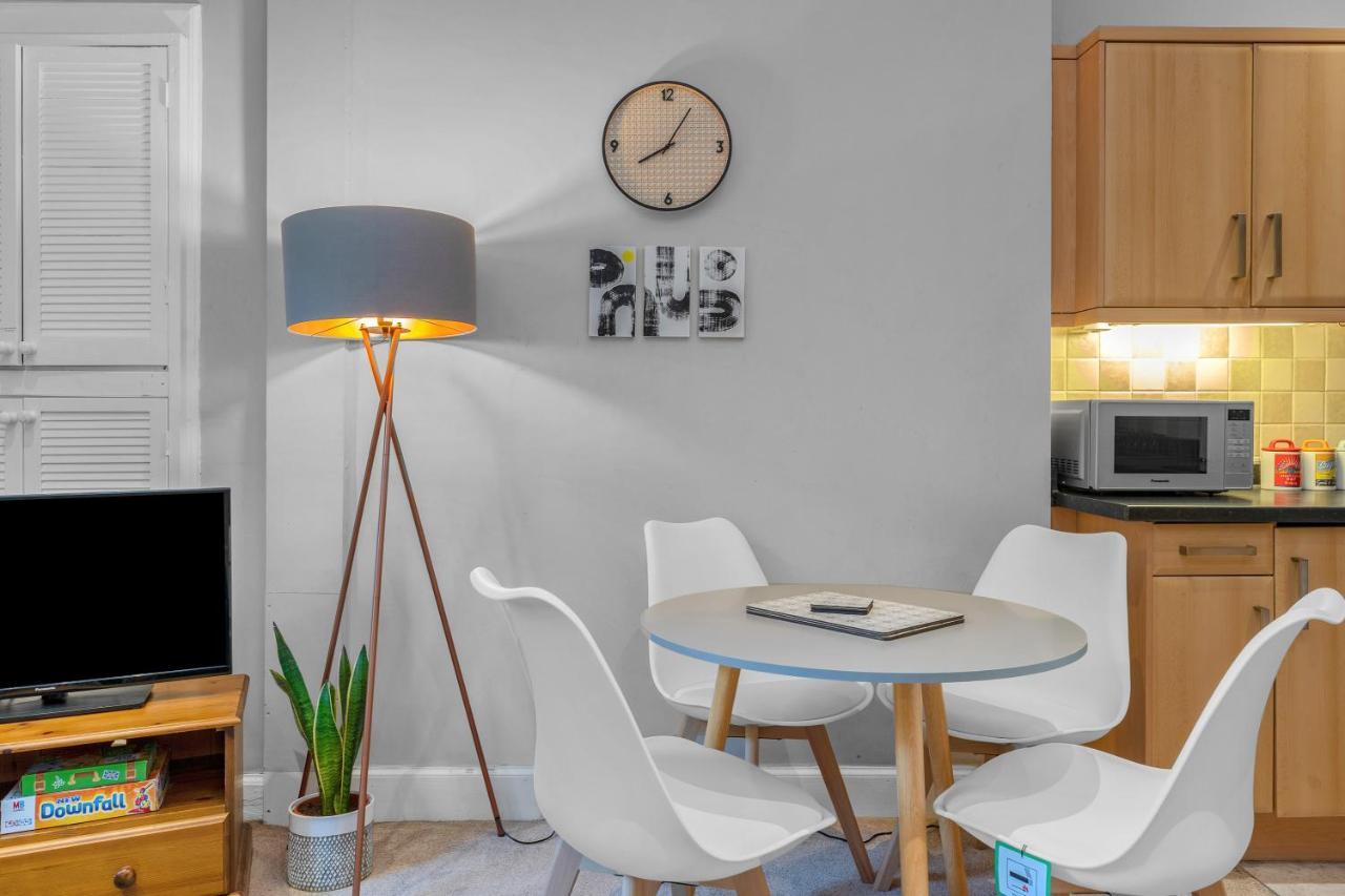 Apartment Cheerful Stays: 2 Bedroom Sleeps 6 *