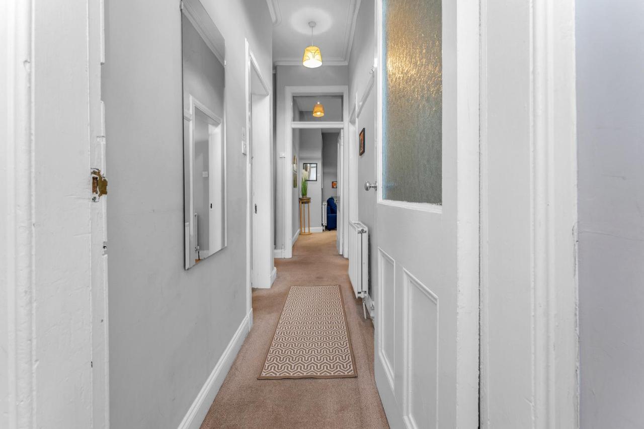 Cheerful Stays: 2 Bedroom Sleeps 6