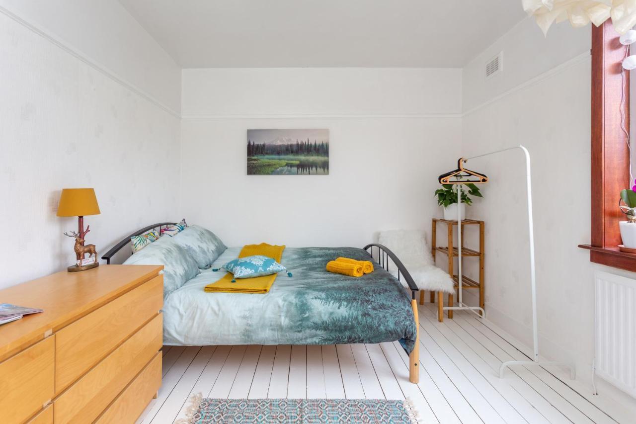 Bright & Spacious Double With Garden View- Close To Airport & Centre *