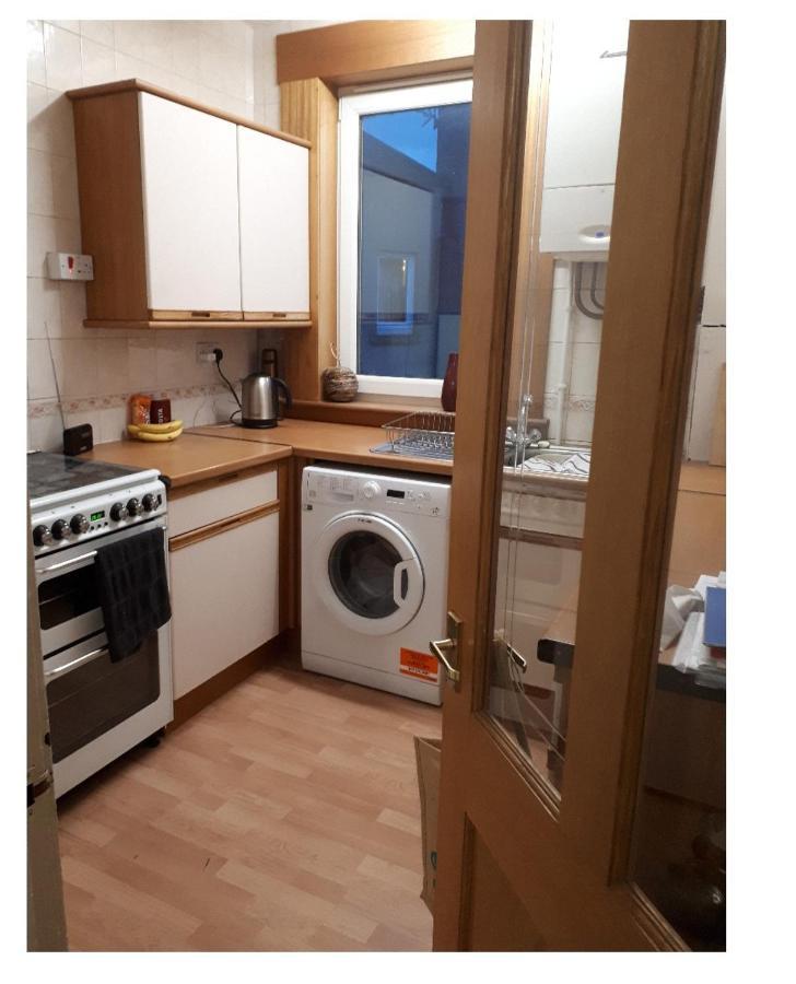 Apartment Large 3 Bedroom Apartment/flat In Ideal Location *