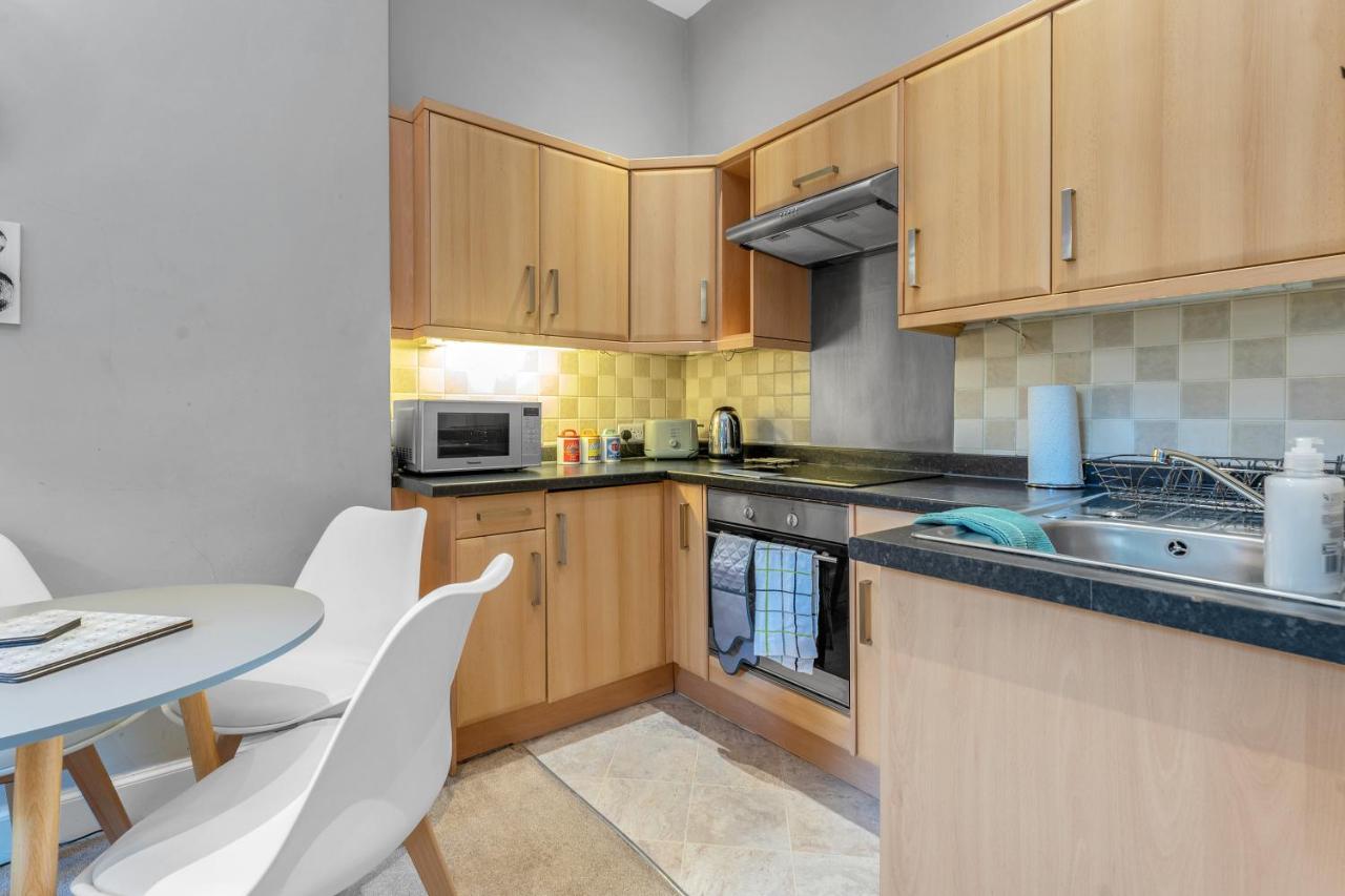 Cheerful Stays: 2 Bedroom Sleeps 6 Apartment Edinburgh