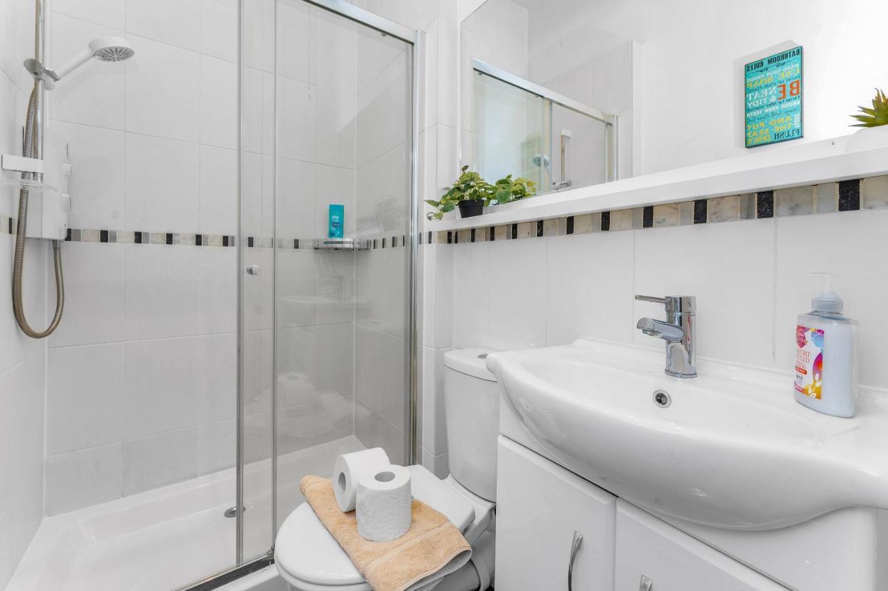 Cheerful Stays: 2 Bedroom Sleeps 6 *
