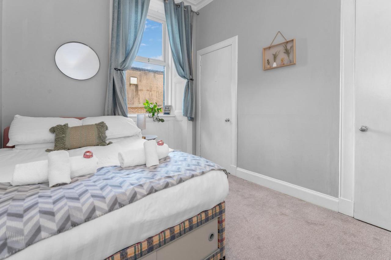 Apartment Cheerful Stays: 2 Bedroom Sleeps 6 *