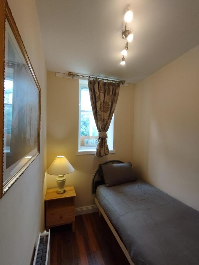 Park View Apartments: Central 2-bedroom With Free Parking Apartment