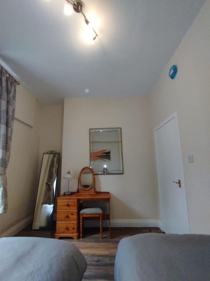 Park View Apartments: Central 2-bedroom With Free Parking Apartment *