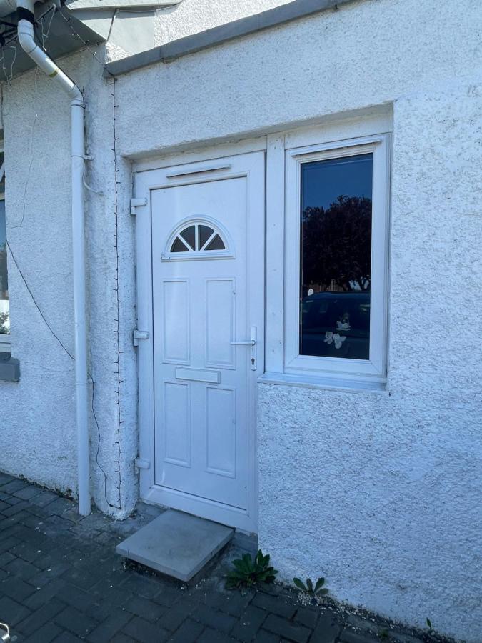 One Bedroom In Spacious Bungalow, Free Parking & Private Entrance