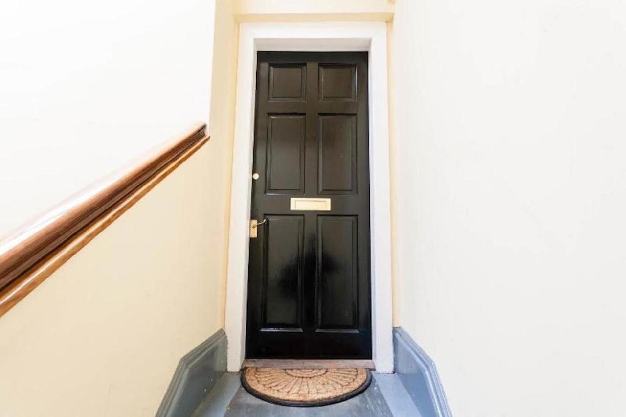 Apartment Entire, & Fully- Equipped Flat, West End