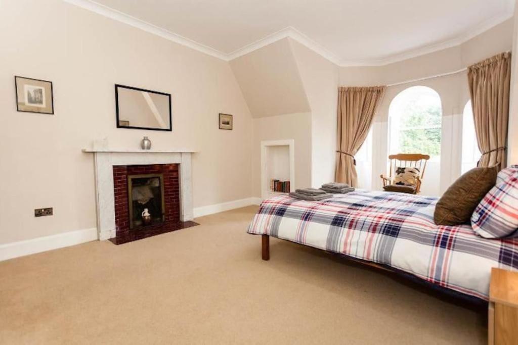 Apartment Entire, & Fully- Equipped Flat, West End *