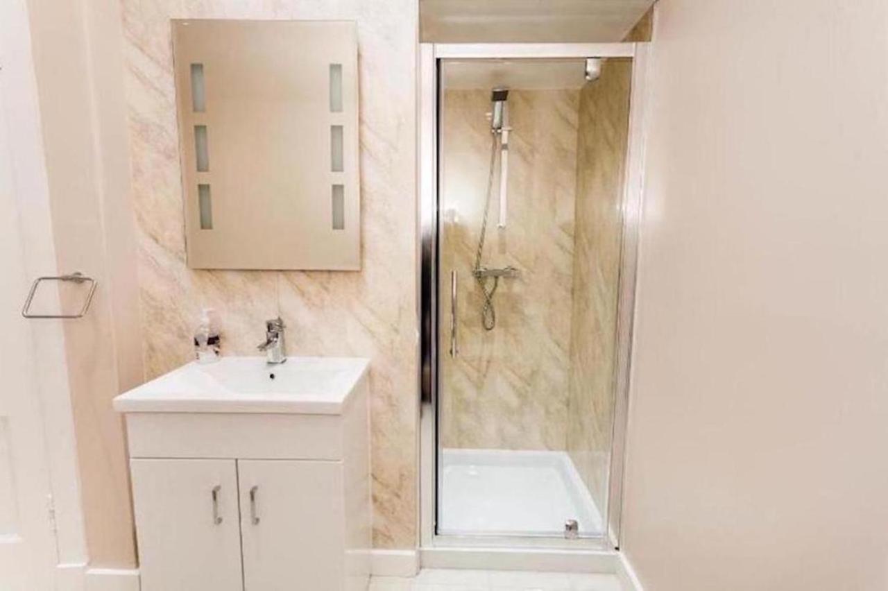 Entire, & Fully- Equipped Flat, West End Apartment *