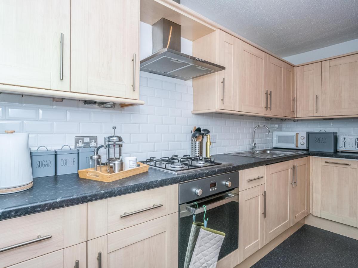 Apartment Newly Furnished 2bed Flat With Peaceful Views *