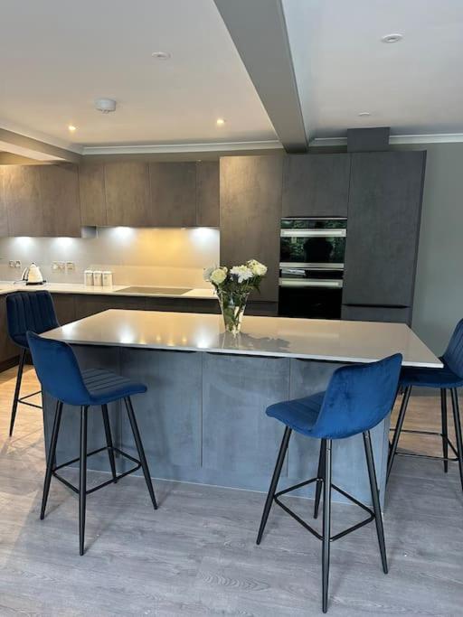 Cameron Coach House Modern In Murrayfield Holiday home