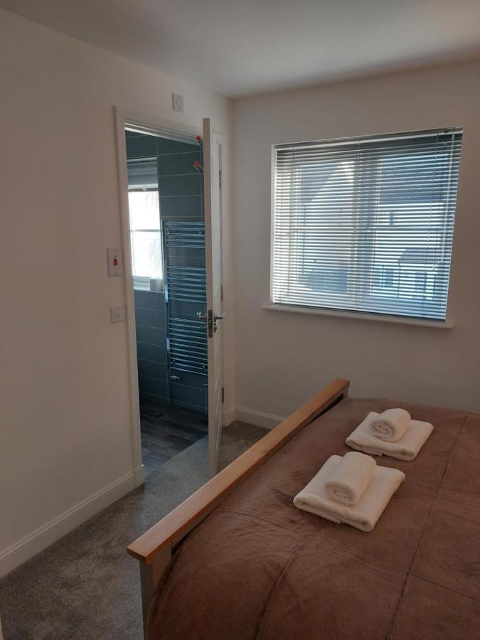Beautiful 4-bedroom House With Private Garden & Parking Ferienhaus *