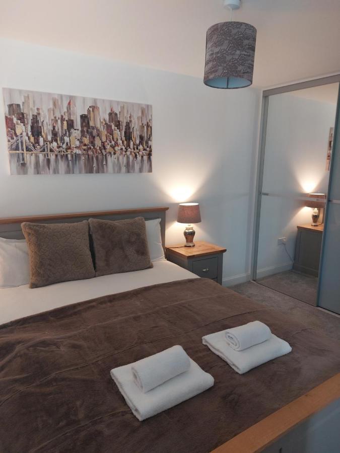 Ferienhaus Beautiful 4-bedroom House With Private Garden & Parking EDI