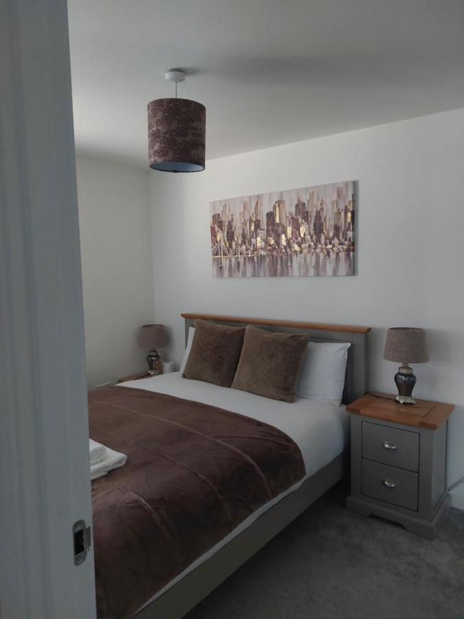 Beautiful 4-bedroom House With Private Garden & Parking Ferienhaus EDI