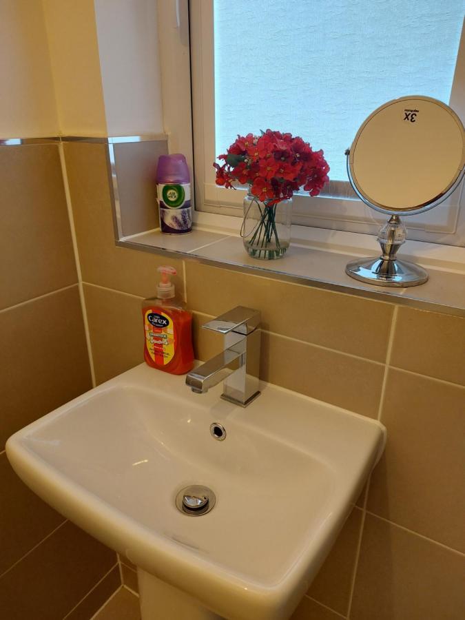 Beautiful 4-bedroom House With Private Garden & Parking Ferienhaus *