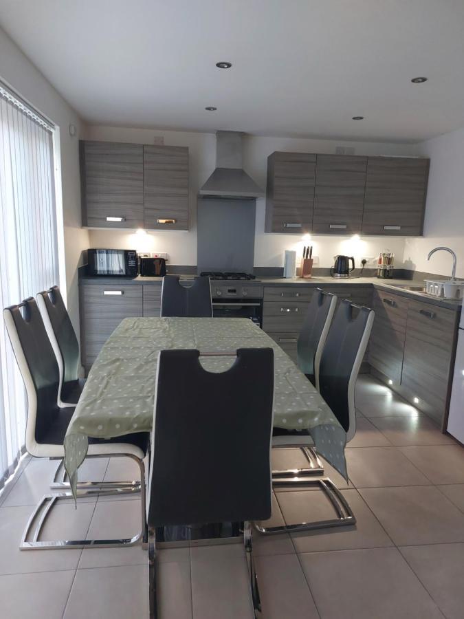 Beautiful 4-bedroom House With Private Garden & Parking * EDI