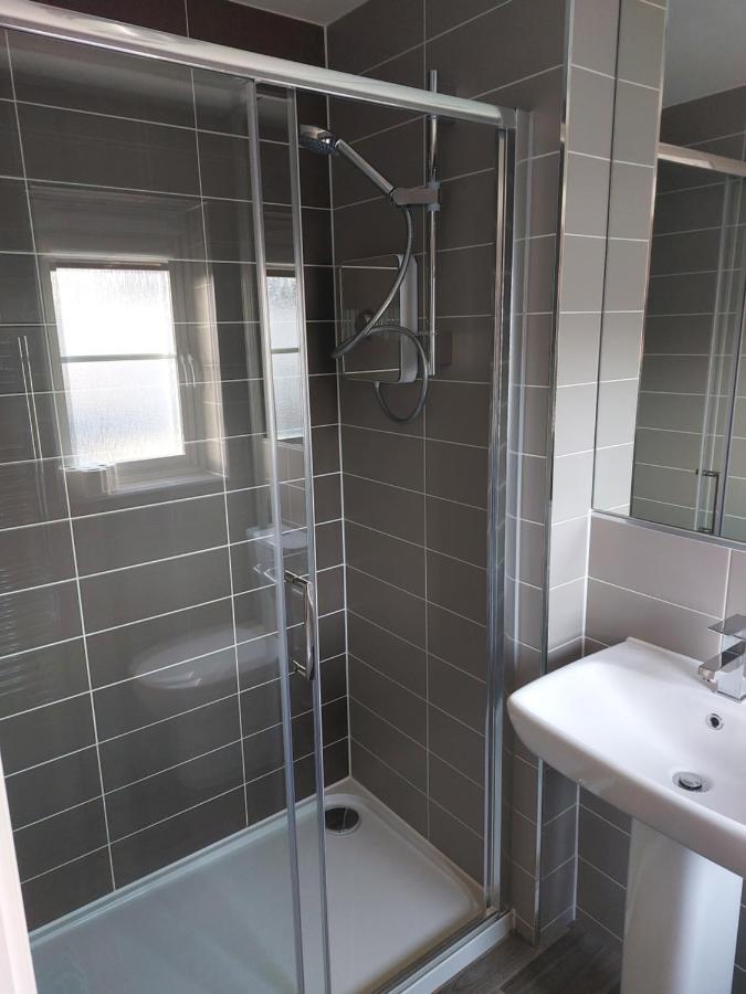 Beautiful 4-bedroom House With Private Garden & Parking Ferienhaus *