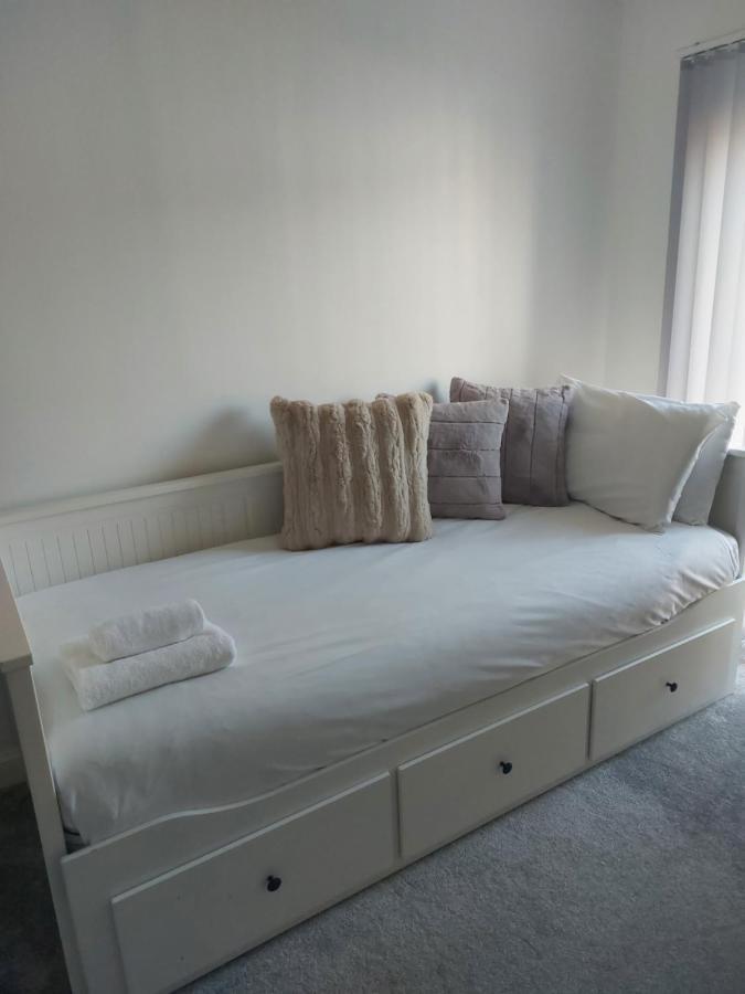 Ferienhaus Beautiful 4-bedroom House With Private Garden & Parking