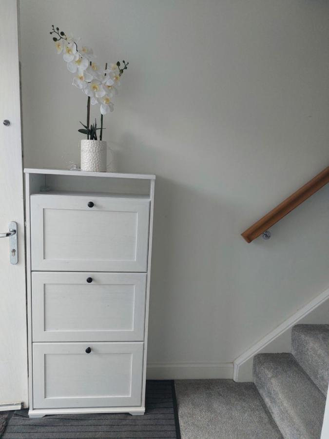 Beautiful 4-bedroom House With Private Garden & Parking Ferienhaus EDI