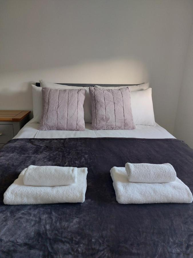 Ferienhaus Beautiful 4-bedroom House With Private Garden & Parking EDI