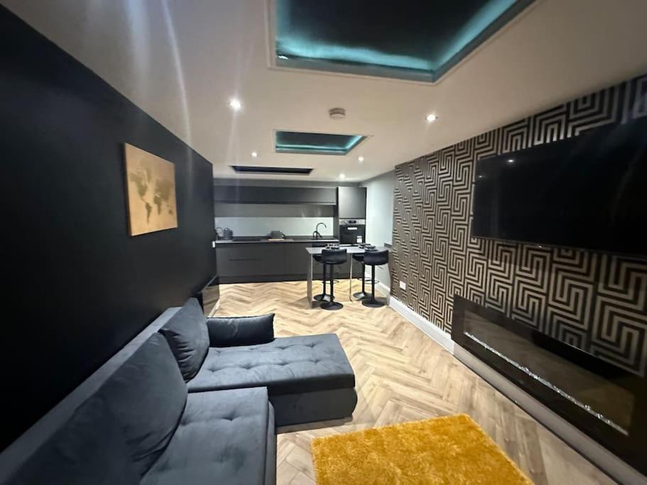Murrayfield Stadium Basement ,Murieston -3 Bed 3 Bath Apartment *
