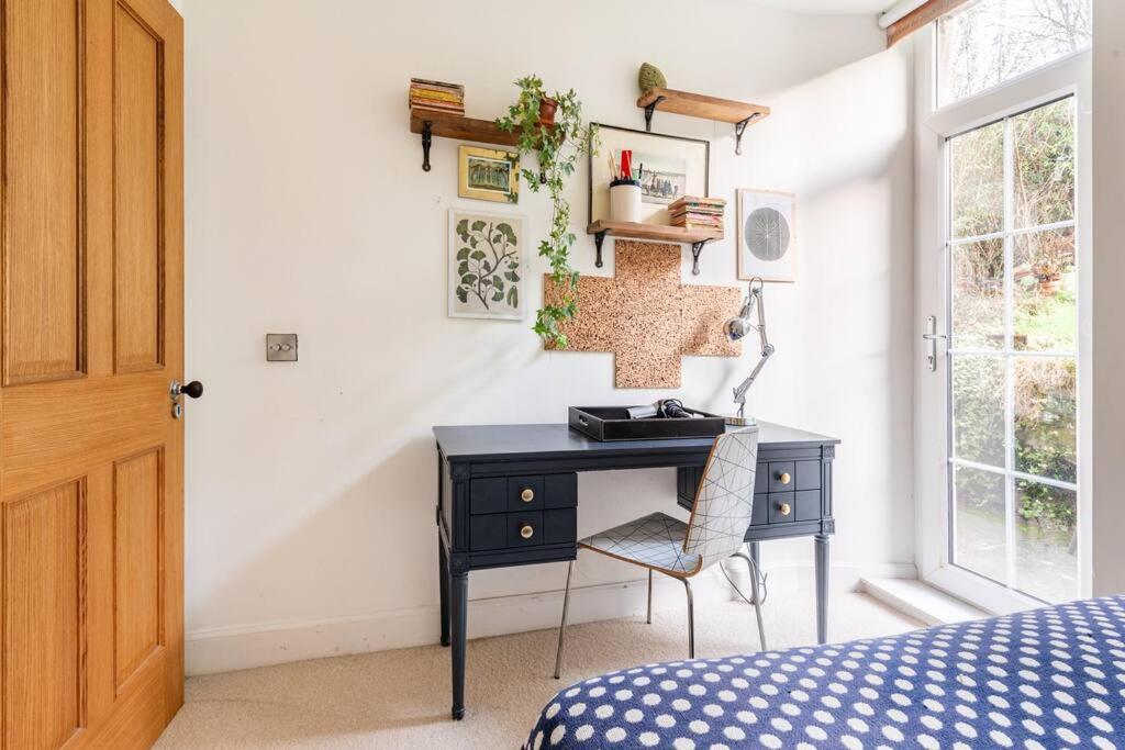 Holyrood Park: Lush & Arty 2 Double Bed Flat EDI