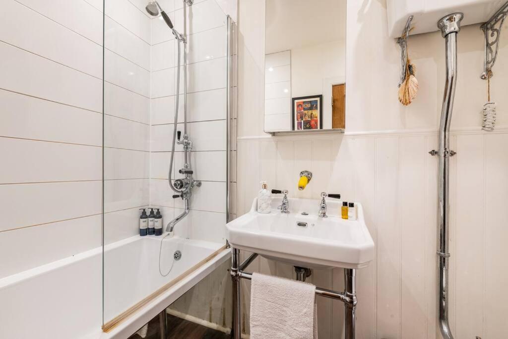Holyrood Park: Lush & Arty 2 Double Bed Flat EDI