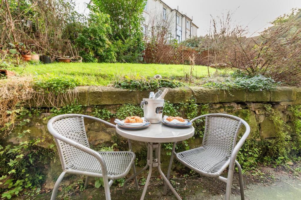 Holyrood Park: Lush & Arty 2 Double Bed Flat