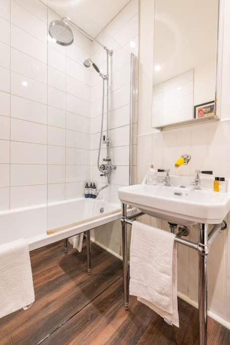 Apartment Holyrood Park: Lush & Arty 2 Double Bed Flat EDI