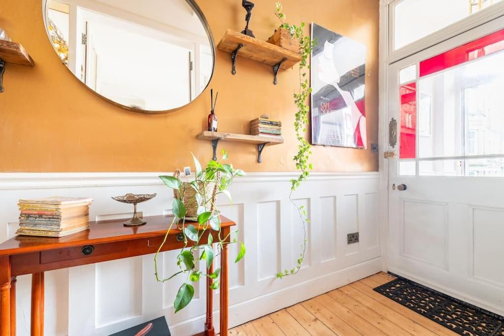 Holyrood Park: Lush & Arty 2 Double Bed Flat * EDI