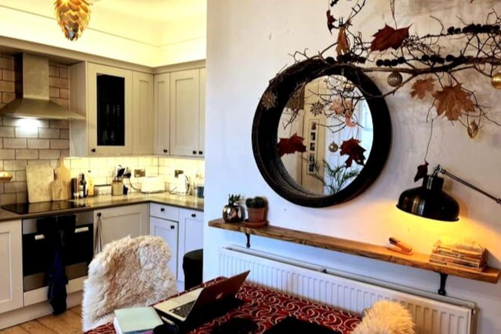 Apartment Holyrood Park: Lush & Arty 2 Double Bed Flat EDI