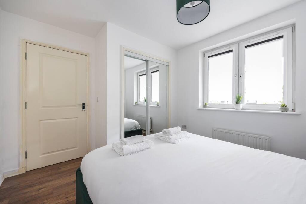 Stunning 1 Bd Flat In Lochend Park With A Patio Apartment