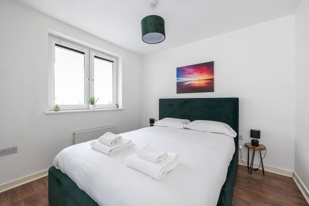Stunning 1 Bd Flat In Lochend Park With A Patio Apartment *