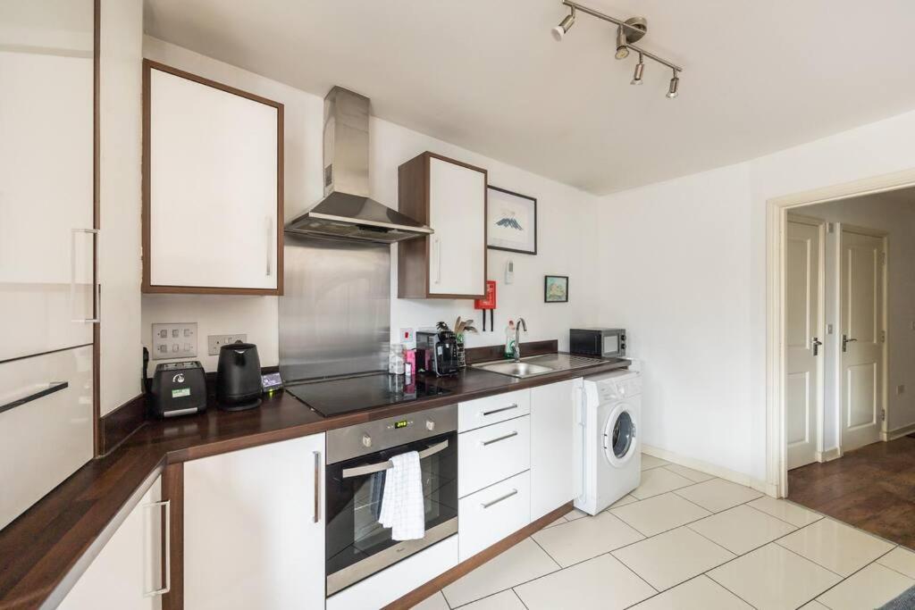 Stunning 1 Bd Flat In Lochend Park With A Patio *