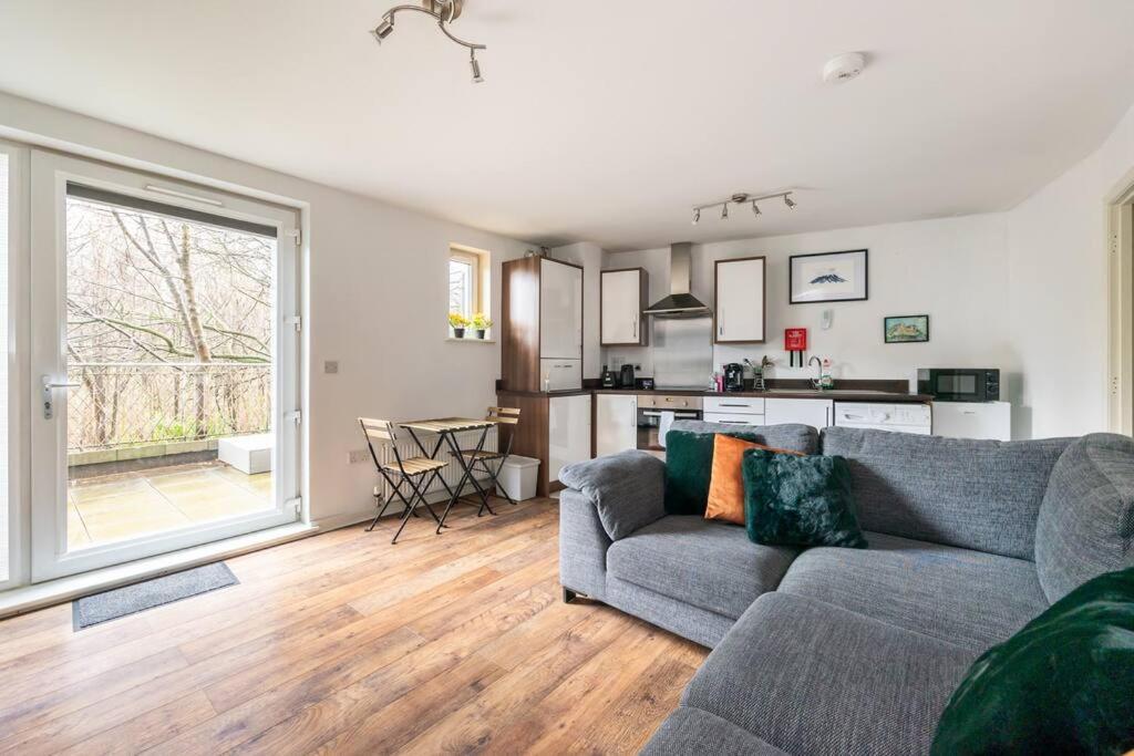 Stunning 1 Bd Flat In Lochend Park With A Patio Edinburgh