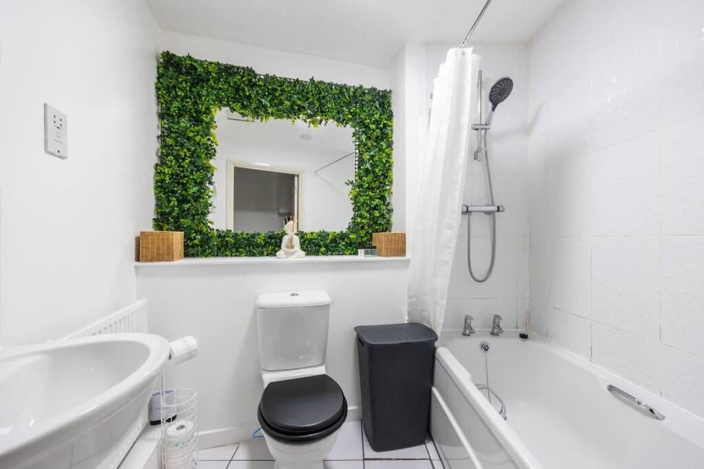 Stunning 1 Bd Flat In Lochend Park With A Patio *