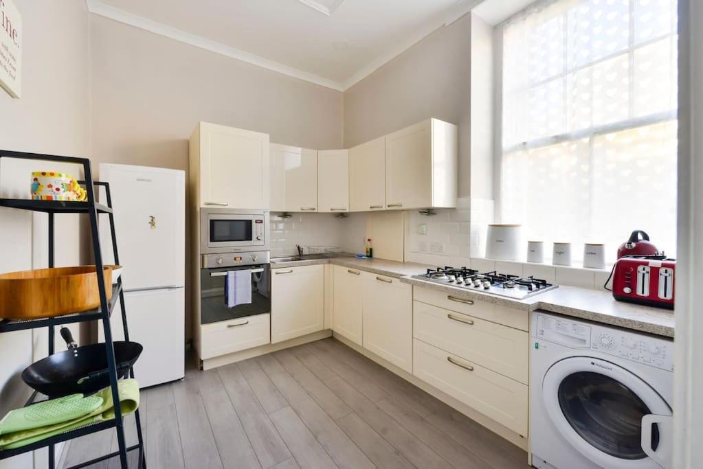 George Iv Bridge - Superbly Located 3 Bedroom! Apartment *