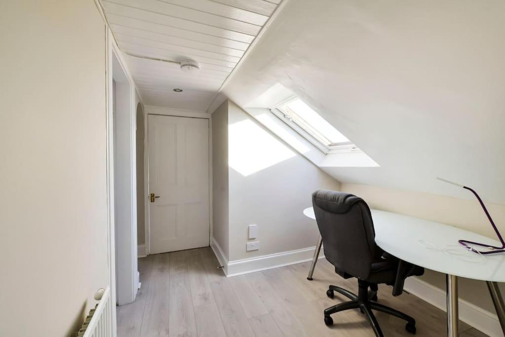 George Iv Bridge - Superbly Located 3 Bedroom! *