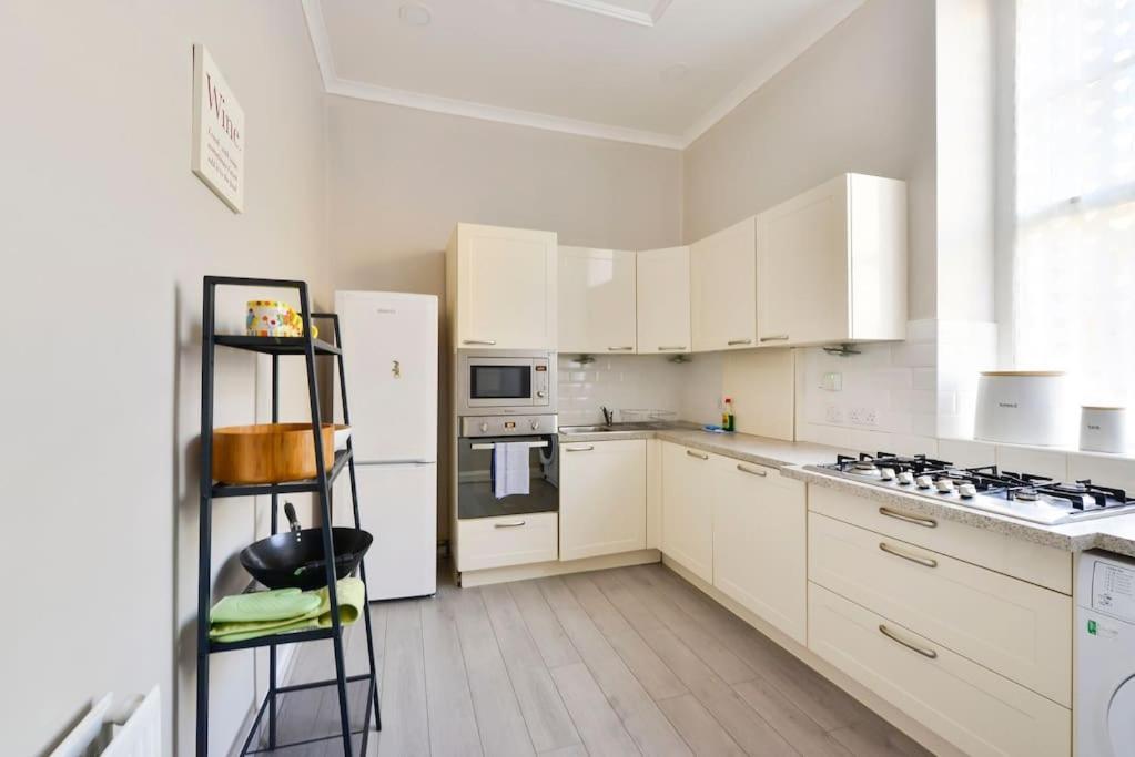 George Iv Bridge - Superbly Located 3 Bedroom! *