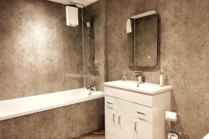 Montgomery Lovely 3 Bedroom With Private Garden In Centre Apartment