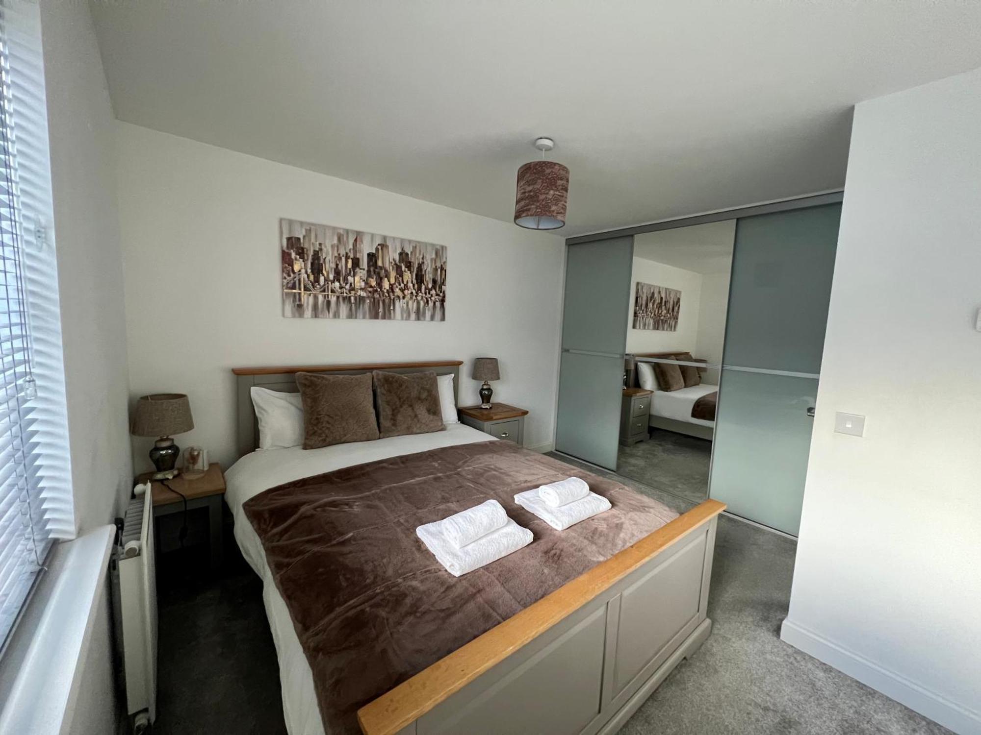 Beautiful 4-bedroom House With Private Garden & Parking * EDI