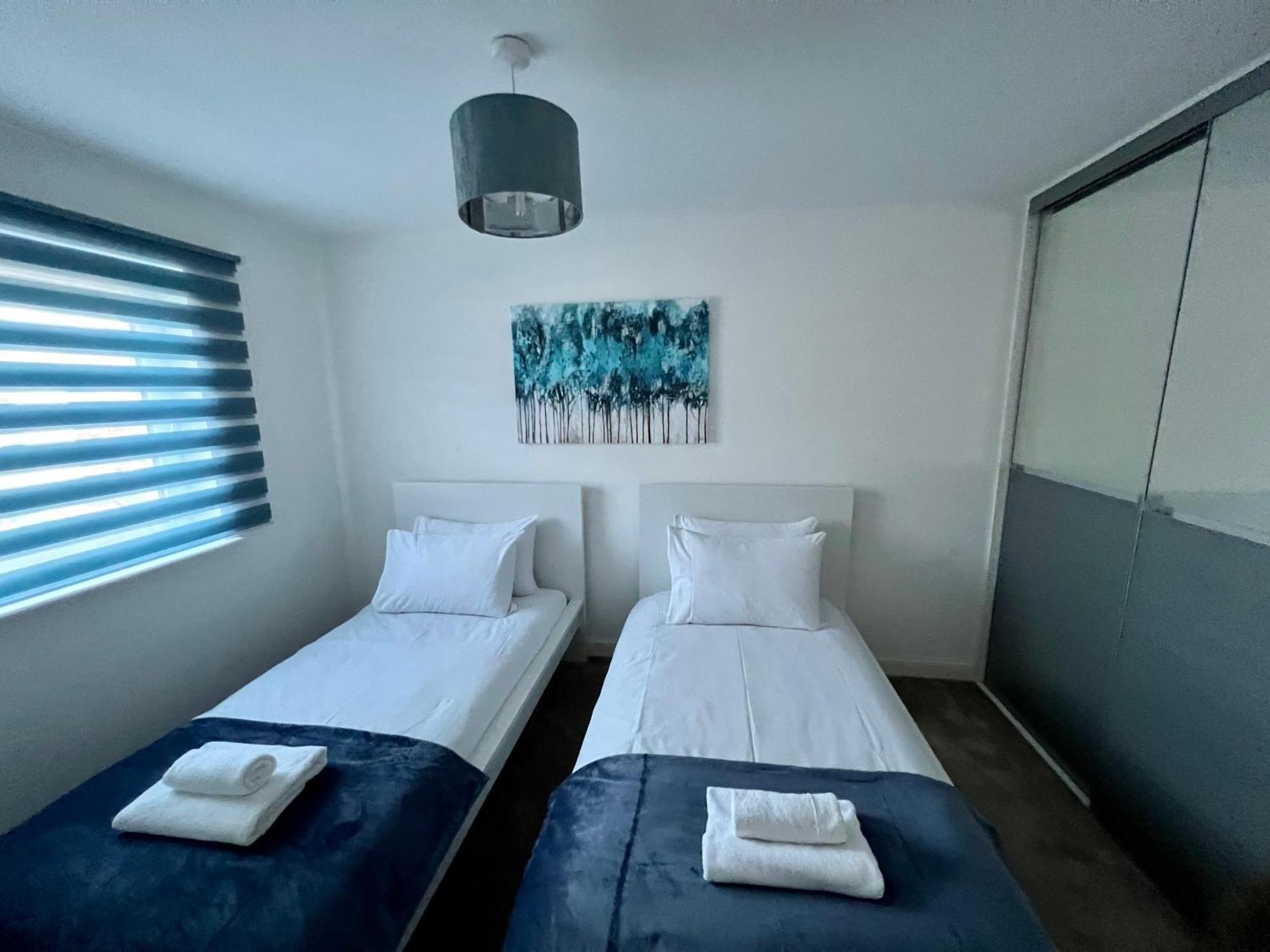 Ferienhaus Beautiful 4-bedroom House With Private Garden & Parking *