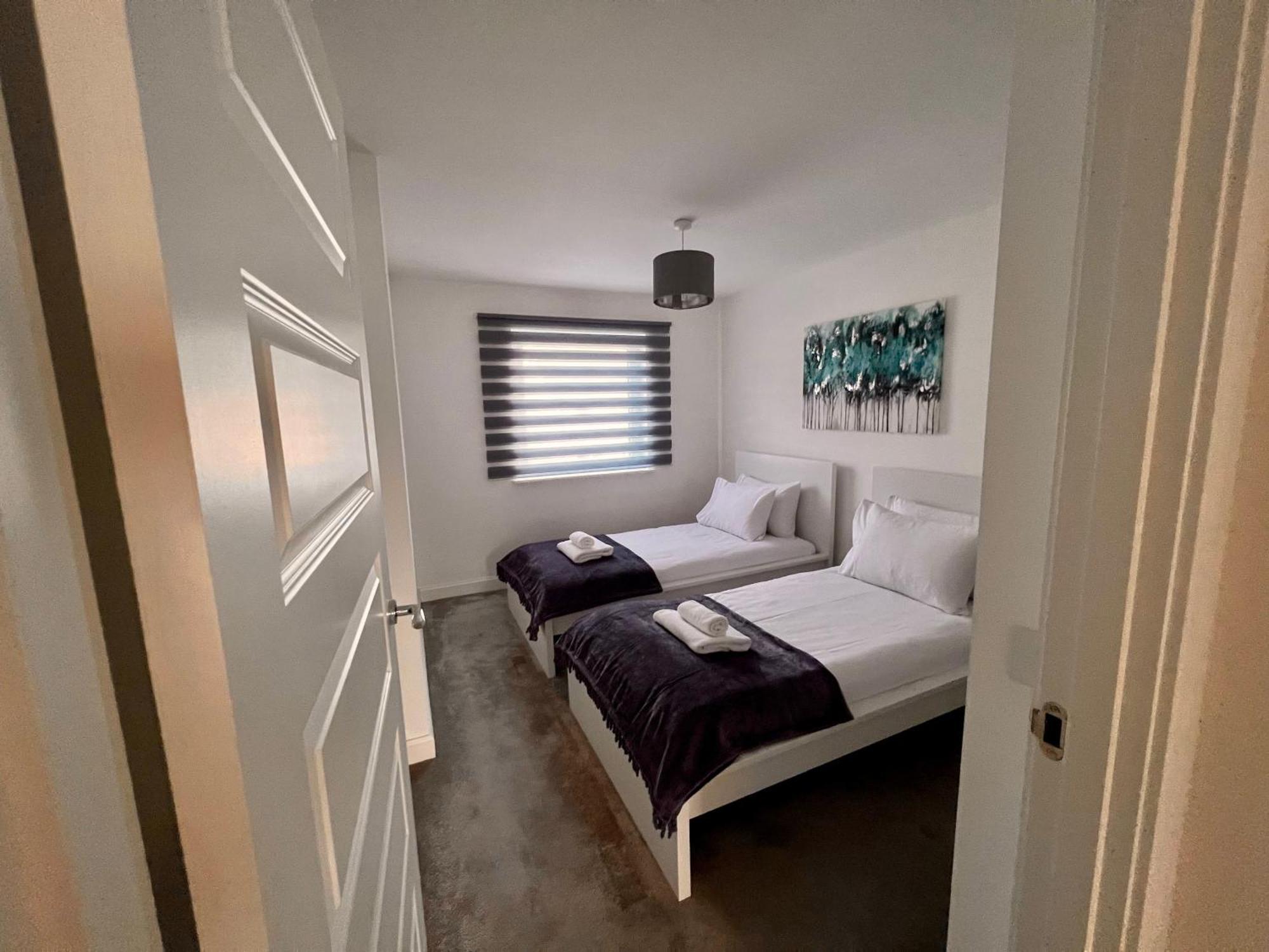 Beautiful 4-bedroom House With Private Garden & Parking Ferienhaus