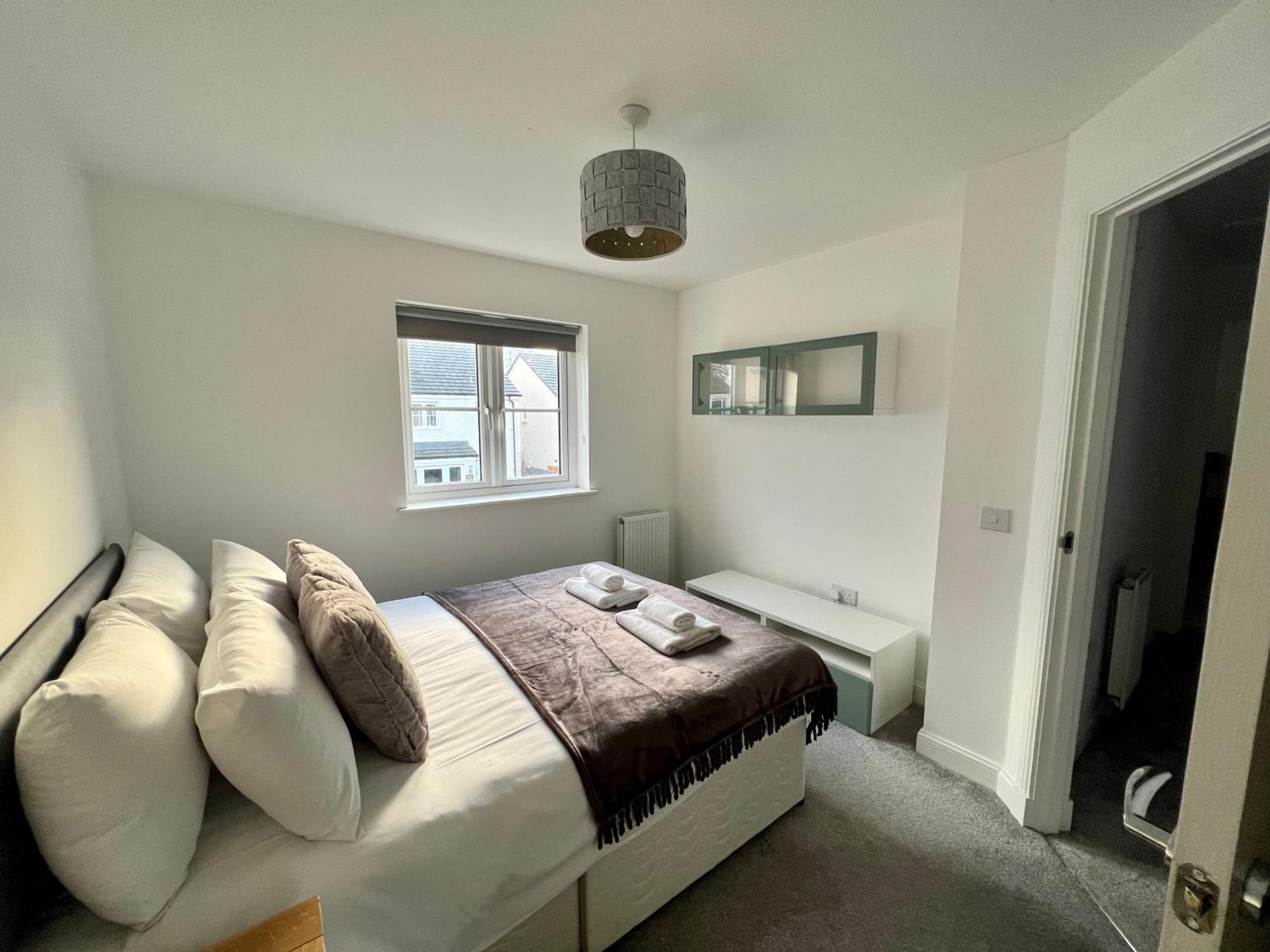Ferienhaus Beautiful 4-bedroom House With Private Garden & Parking EDI