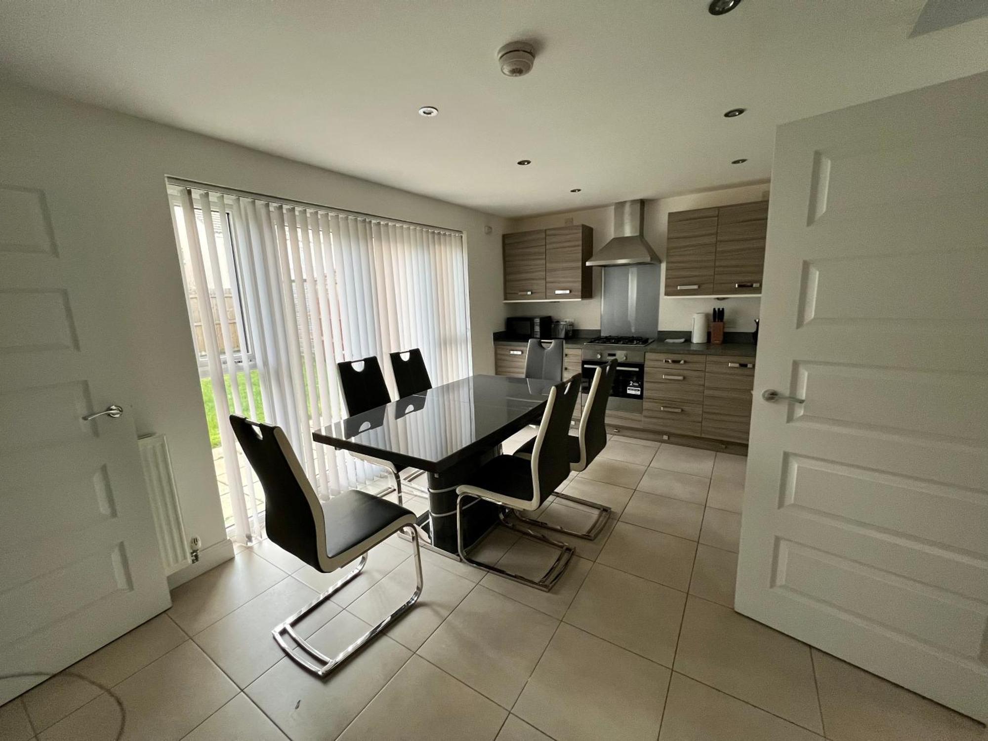 Ferienhaus Beautiful 4-bedroom House With Private Garden & Parking EDI