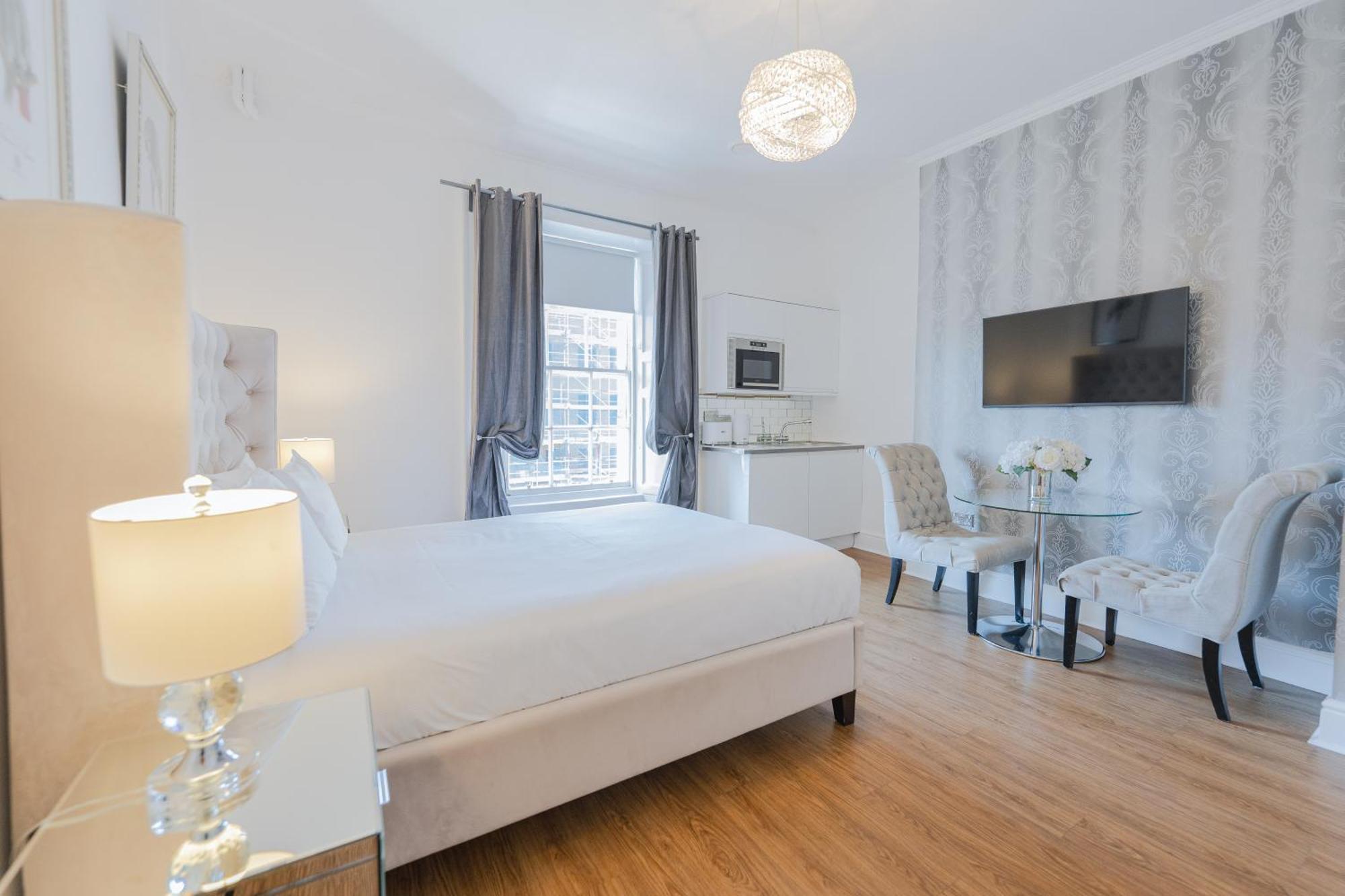 Castle Aparthotel 3*