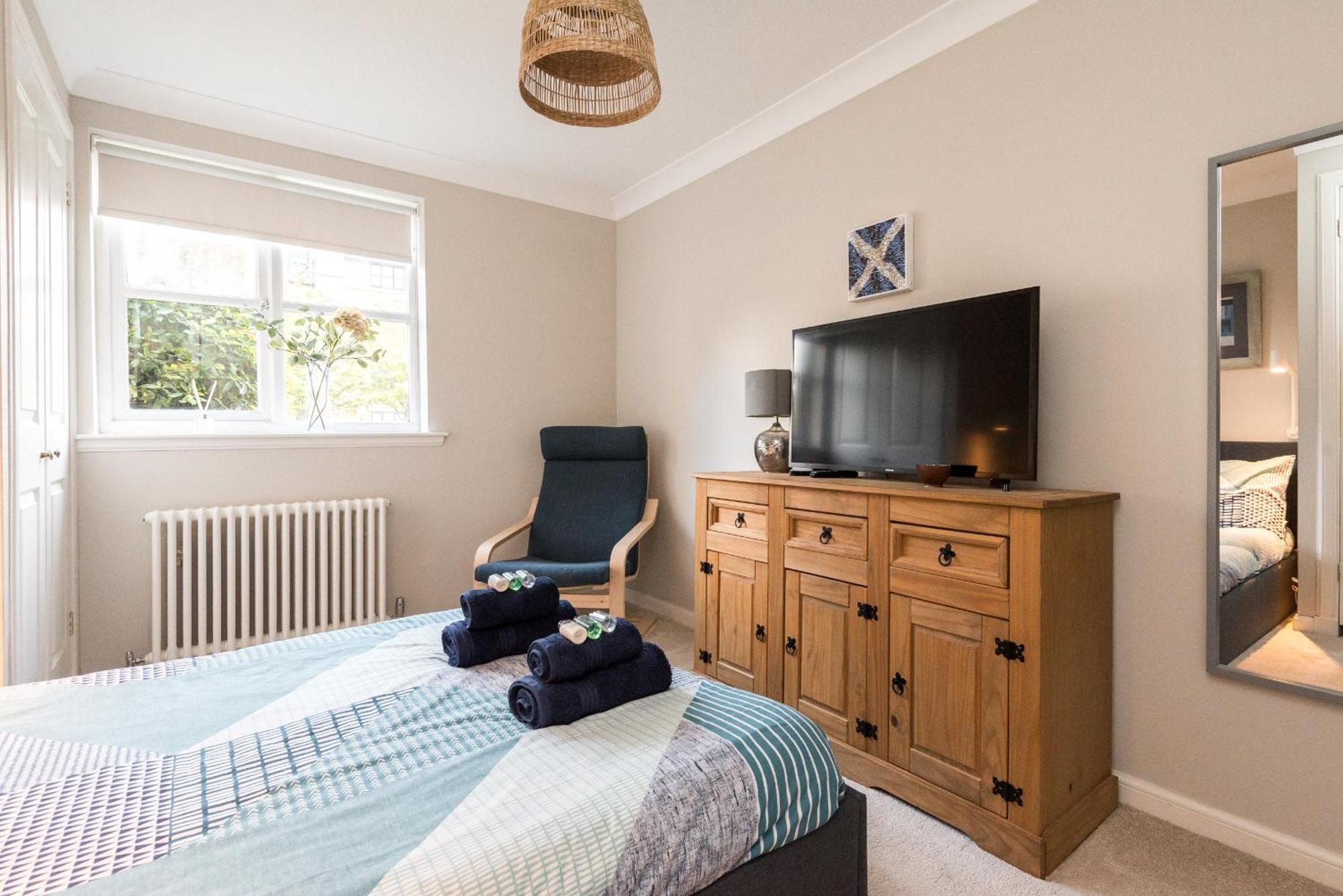 Cosy Roseburn Apartment, - 2 Bedrooms, Free Parking Apartment